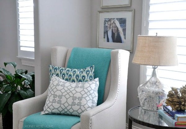 Easy summer decor - cozy sitting room with aqua accents