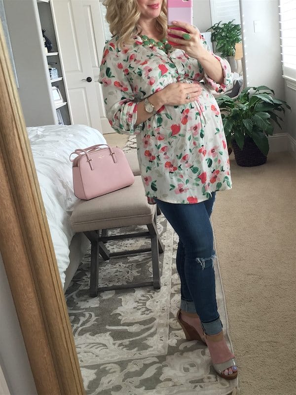 Spring fashion - distressed jeans and floral maternity top  #dressingthebump #bumpstyle #maternitystyle