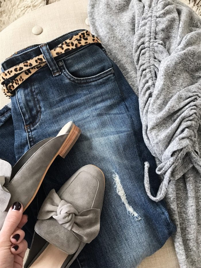 15-Fall-Fashion-Ideas-for-you-Wardrobe-jeans-with-grey-top-and-grey-slides