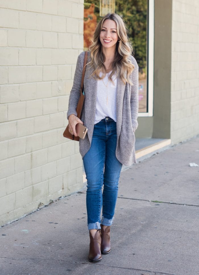 Fall fashion - cozy cardigan with skinny jeans and cognac booties #Fallfashion
