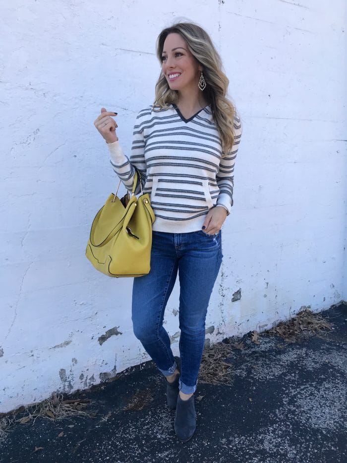 Striped pullover and skinny jeans with yellow bag