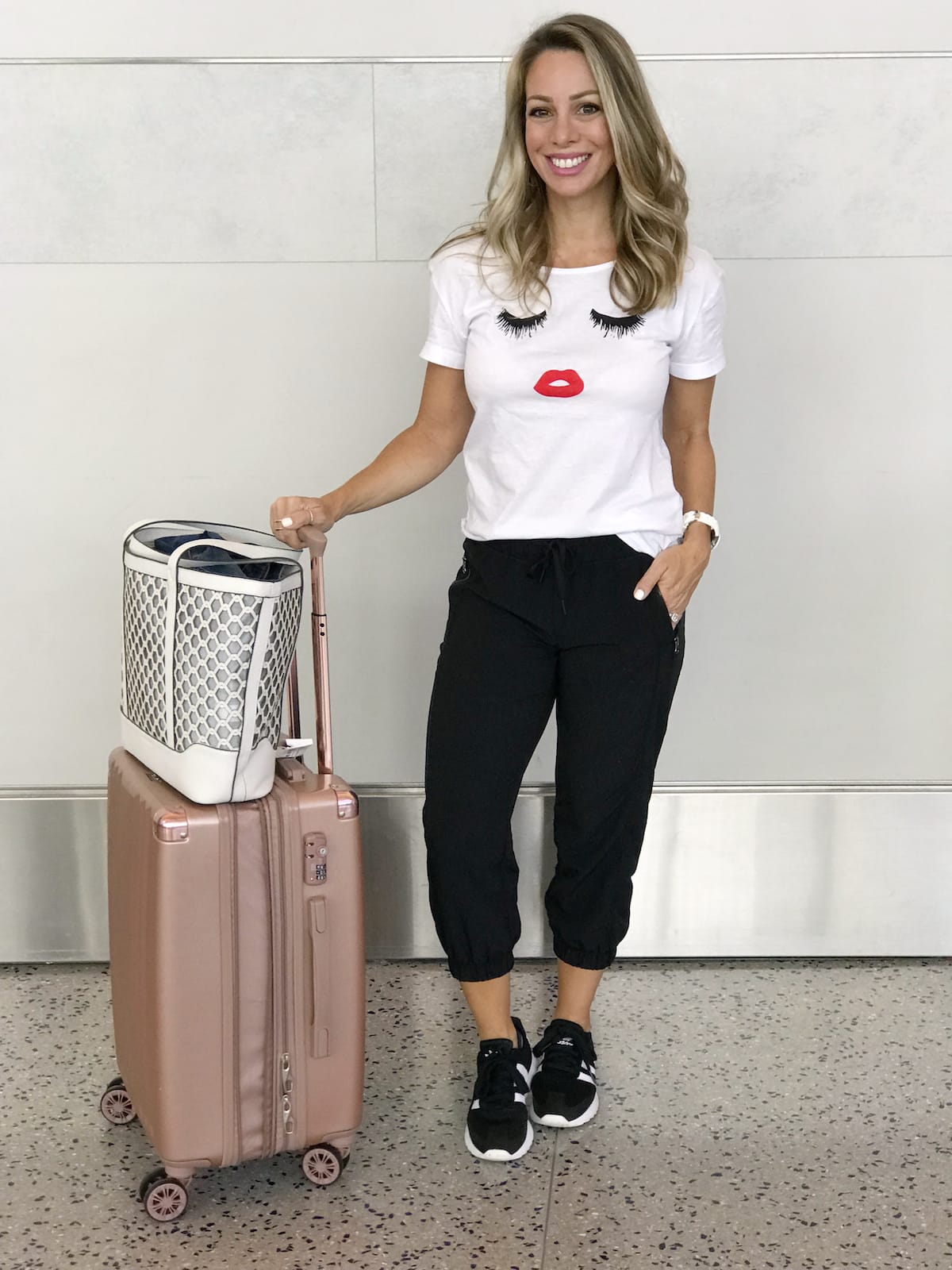 Comfy travel outfit- crop joggers and eyelash tee