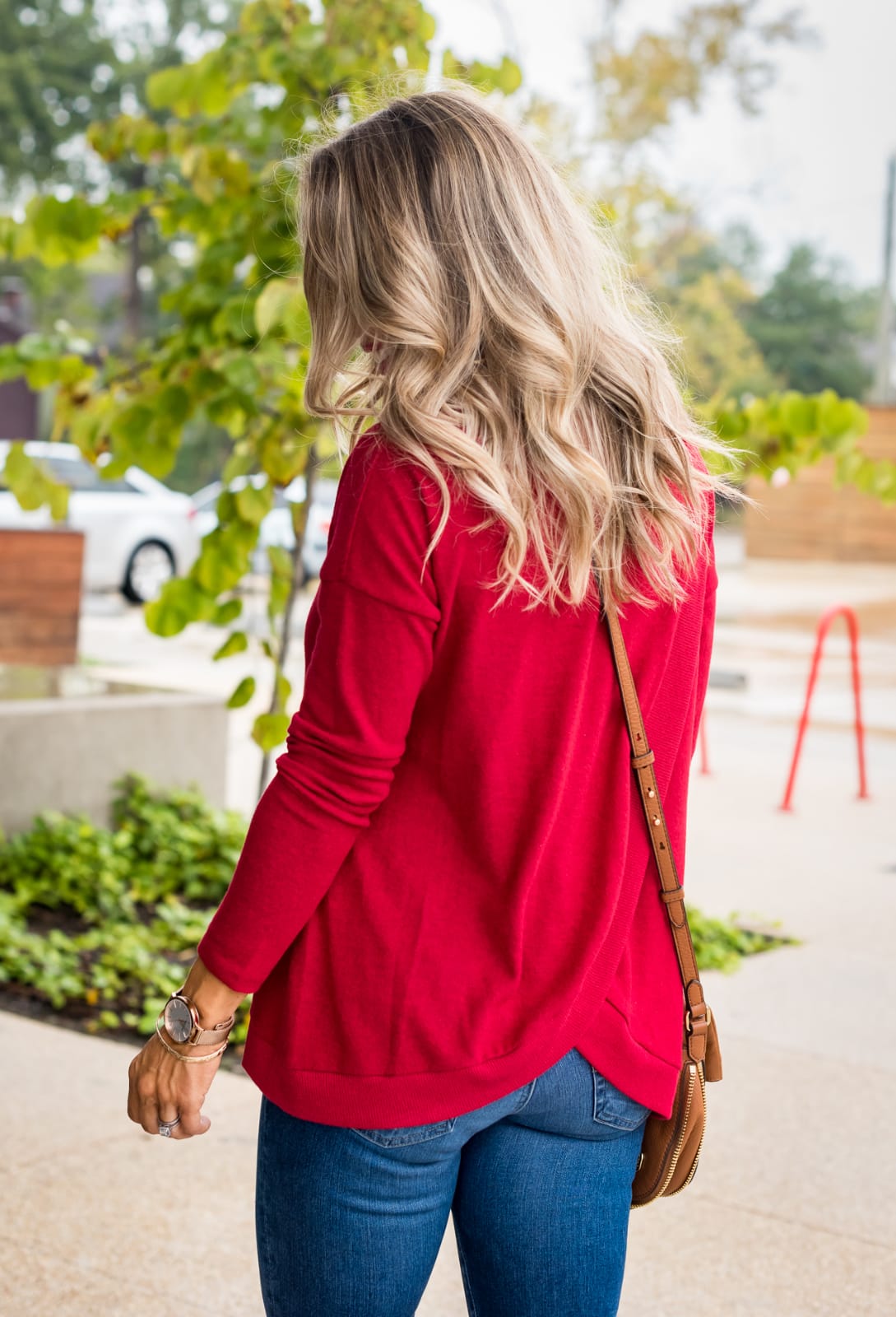 Cute Fall Outfit with red pullover, jeans and booties (1)
