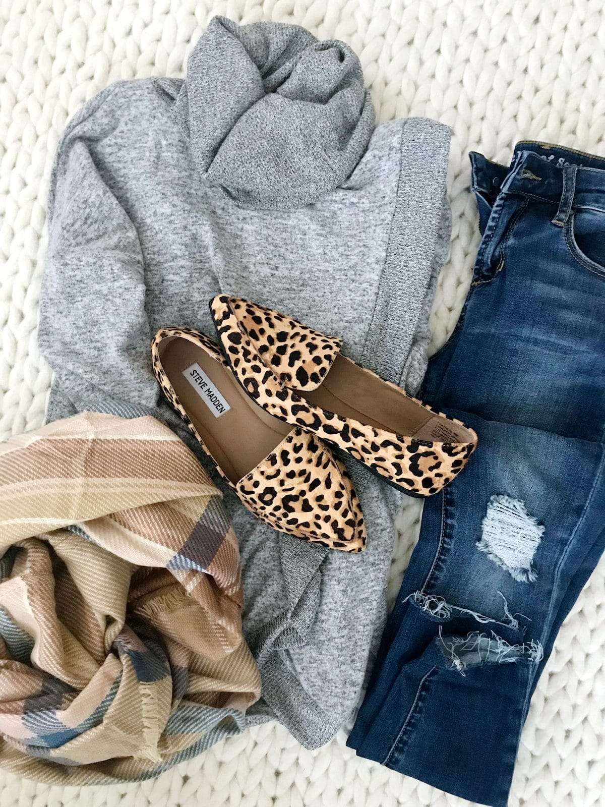Fall outfit flatly with cardigan jeans and leopard flats (1)