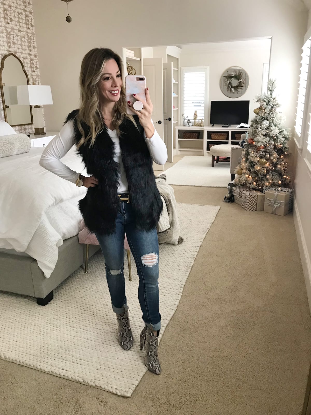 Amazon Fashion Haul - jeans and faux fur vest with v neck tee shirt