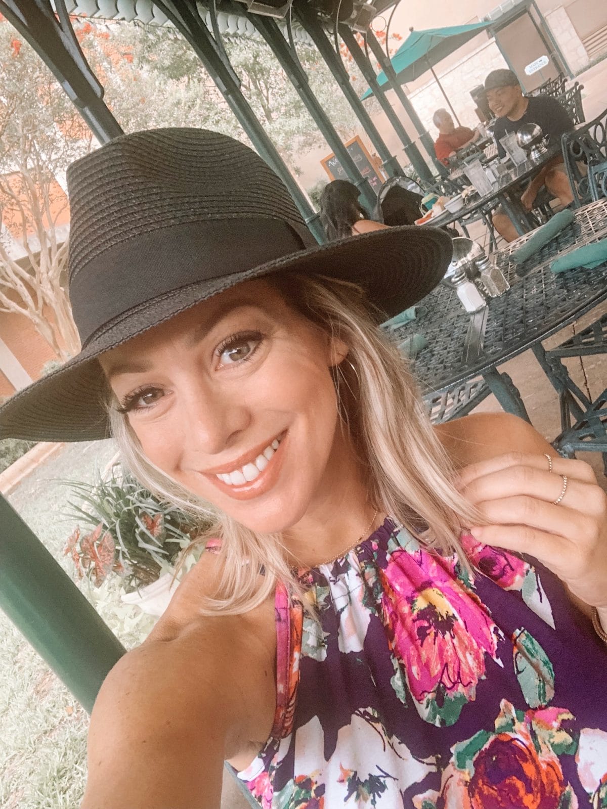 48 hours in San Antonio - floral top and a black hat