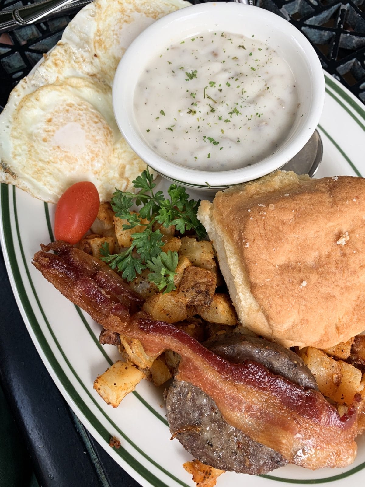 48 hours in San Antonio - eggs and biscuits with gravy