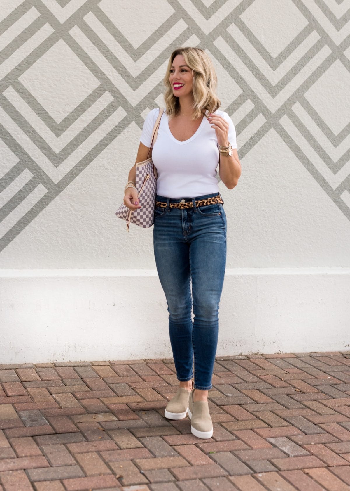 Perfect white t-shirt and jeans with sneakers