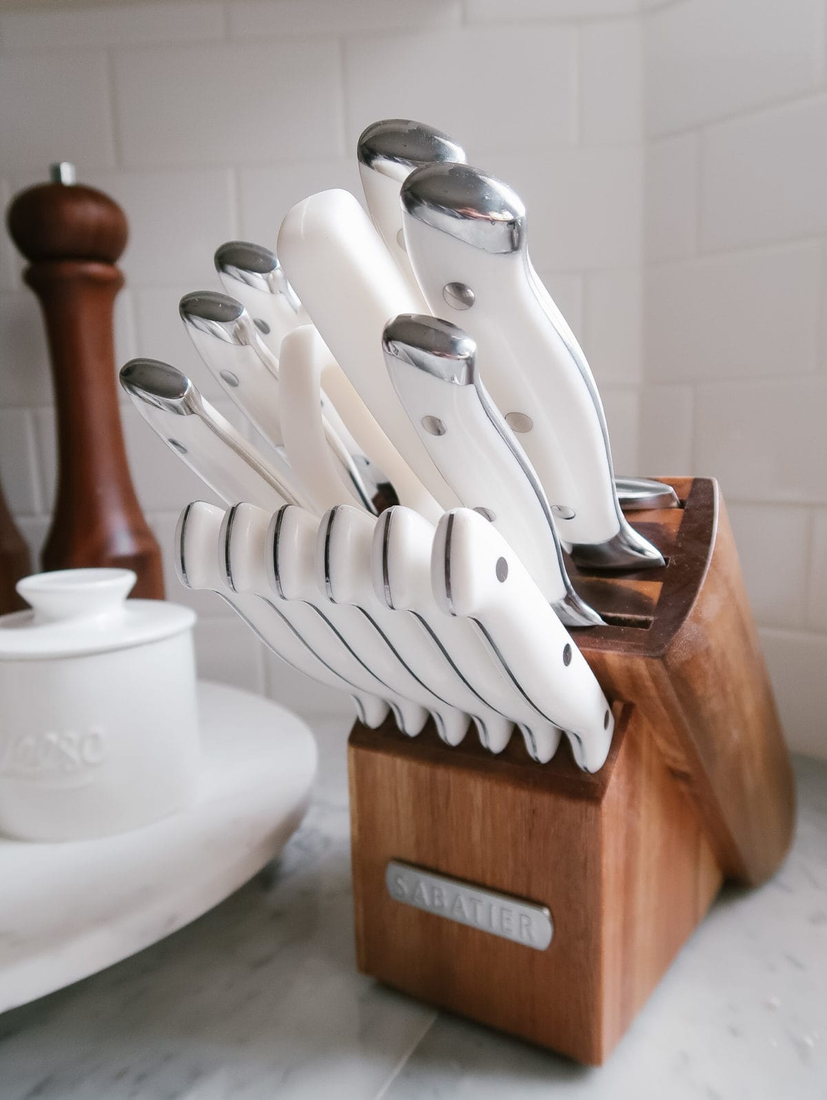 White knife set with wooden block
