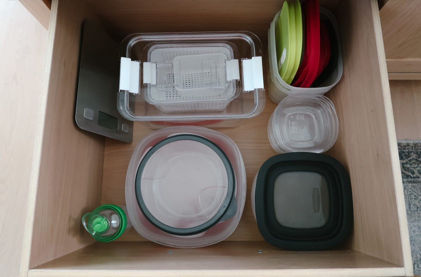 Rubbermaid Storage Containers, Scale 