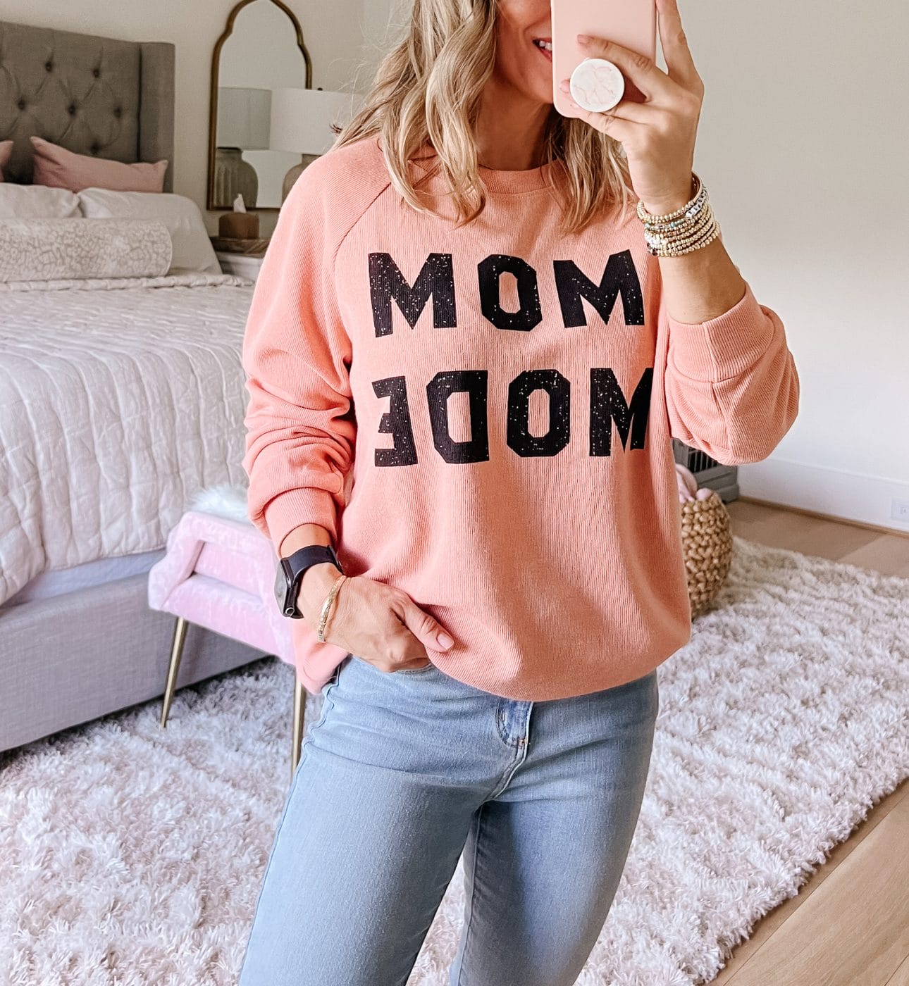 Mom Mode Sweatshirt, Jeans 