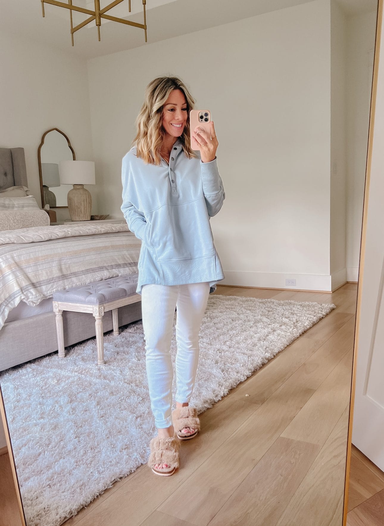 Pullover, Jeans, Sandals 